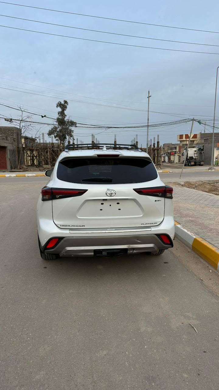 تويوتا هايلندر بلاتينيوم هايبرد 2025

رقم بغداد

الموديل: 2025
الفئة: Platinum Hybrid Full Option (أعلى فئة)
الممشى: 6,000 ميل
الوارد: أمريكي كلين
رقم الشاصي: 5TDEBRCH1SS673871

السيارة بحالة ممتازة وحادث خلفي بسيط فقط، جاهزة للتحويل مباشرة.

المواصفات:

- منظومة هايبرد (بنزين + كهرباء)
- محرك 2.5 لتر 4 سلندر
- دفع رباعي إلكتروني AWD
- صرفية وقود ممتازة واقتصادية
- 7 ركاب مع كراسي Captain في الصف الثاني
- شاشة معلومات وترفيه 12.3 إنج
- شاشة عدادات رقمية 12.3 إنج
- شاشة عرض على الزجاج HUD
- كاميرا 360 درجة
- مرآة داخلية رقمية Digital Rear View Mirror
- نظام صوت JBL فاخر
- Apple CarPlay و Android Auto لاسلكي
- شاحن لاسلكي للموبايل
- نظام ملاحة GPS
- دخول وتشغيل ذكي Smart Key
- تشغيل عن بعد
- مقاعد جلد فاخرة مثقبة
- مقاعد أمامية كهربائية متعددة الوضعيات
- تبريد وتدفئة للمقاعد الأمامية
- تدفئة مقاعد الصف الثاني
- ذاكرة لمقعد السائق
- مقود مدفأ
- فتحة سقف بانوراما
- ستائر جانبية للصف الثاني
- تكييف أوتوماتيك ثلاثي المناطق
- باب خلفي كهربائي مع فتح بدون استخدام اليد
- إنارة LED أمامية وخلفية
- مرايا كهربائية قابلة للطي مع التسخين
- جنوط ألمنيوم قياس 20 إنج
- زجاج عازل للضوضاء
- أنماط قيادة متعددة (Eco - Normal - Sport)
- نظام نزول المنحدرات
- نظام المساعدة على الانطلاق

الكثير من المواصفات الأخرى غير المذكورة كونها أعلى فئة Platinum Full Option.

للتواصل واتساب فقط:

***********
