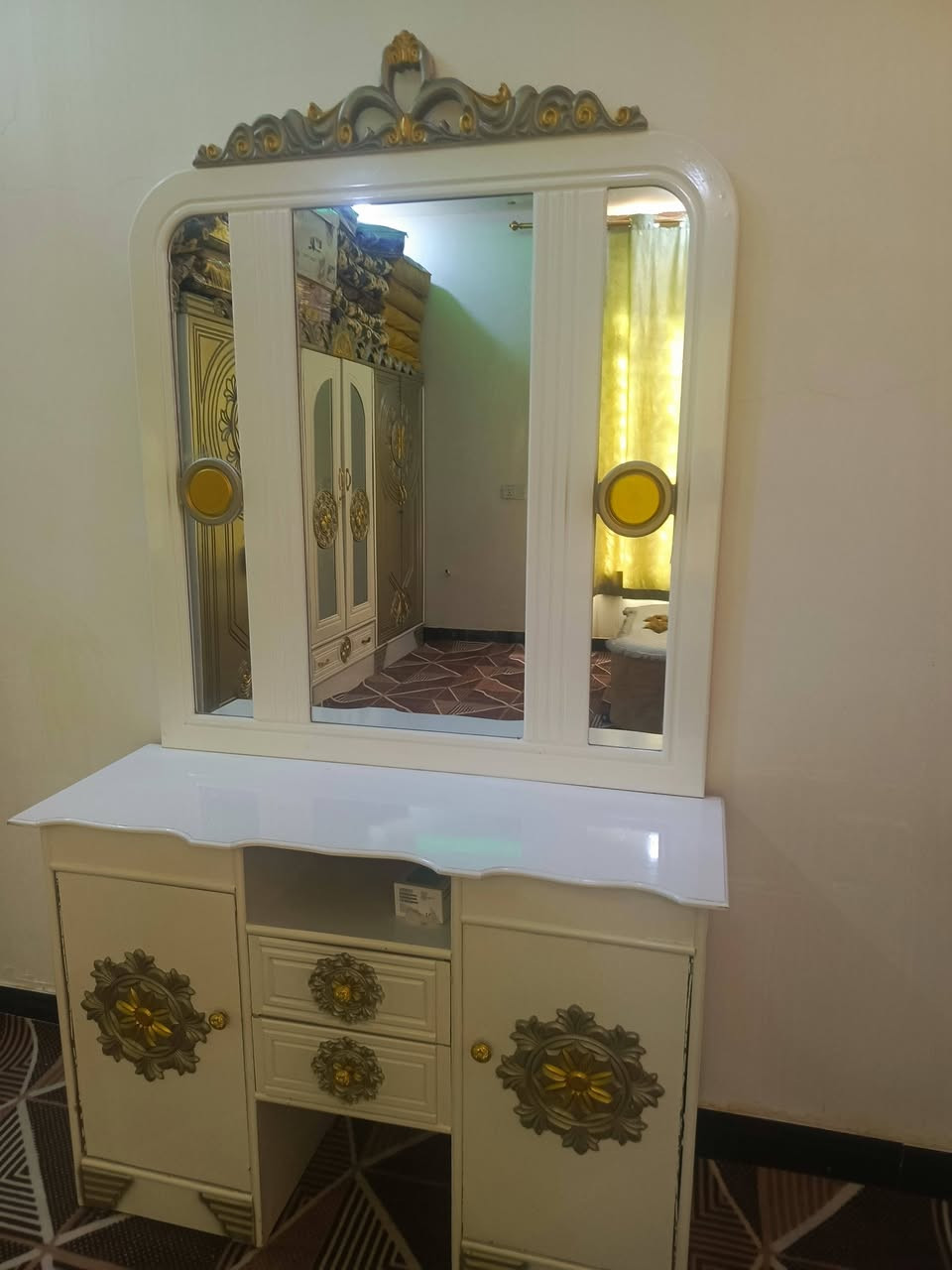 سلام عليكم شباب عدي غرفه نوم للبيع ما مستخدمه شي قليل بعده جديده العنوان كوت السعر مليون و 100 وبيه مجال***********
