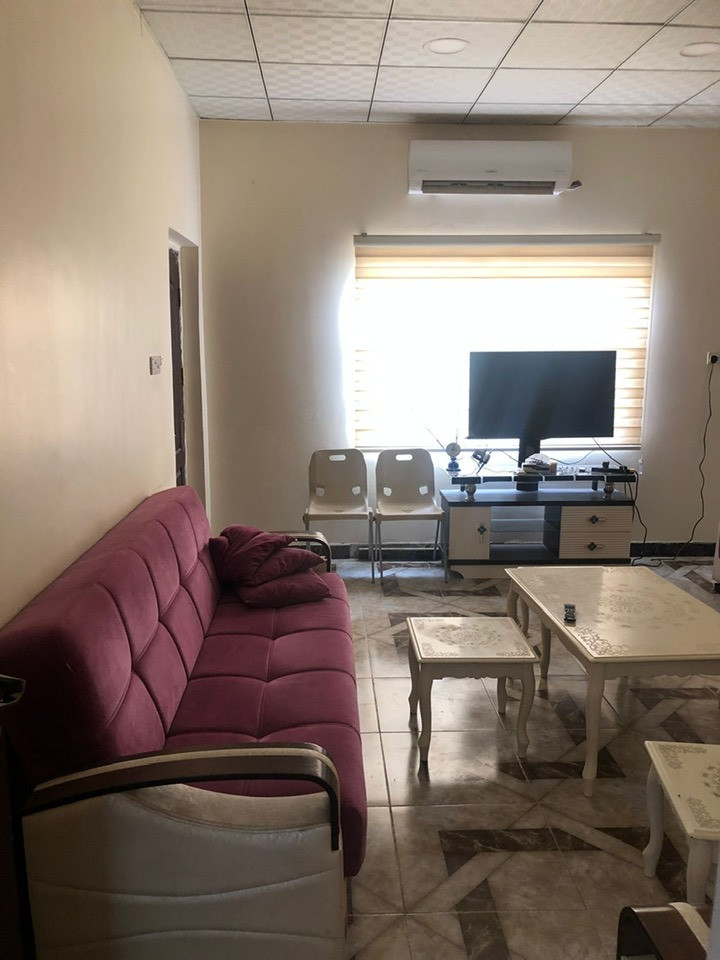 وحده سكنيه للبيع مجمع الرضا السكني قبل مجمع اللبناني طريق جامعة ذي قار ٢٠٠ متر ركن مميزه على ساحه خضراء مبنيه وجاهزه وكافة الخدمات ماء وكهرباء البيت غير مطلوب لمستثمر او مصرف يكون العقد باسم المشتري مباشره السعر ١٣٥ مليون والاثاث حسب الاتفاق *********** لباقي التفاصيل اتصال فقط
