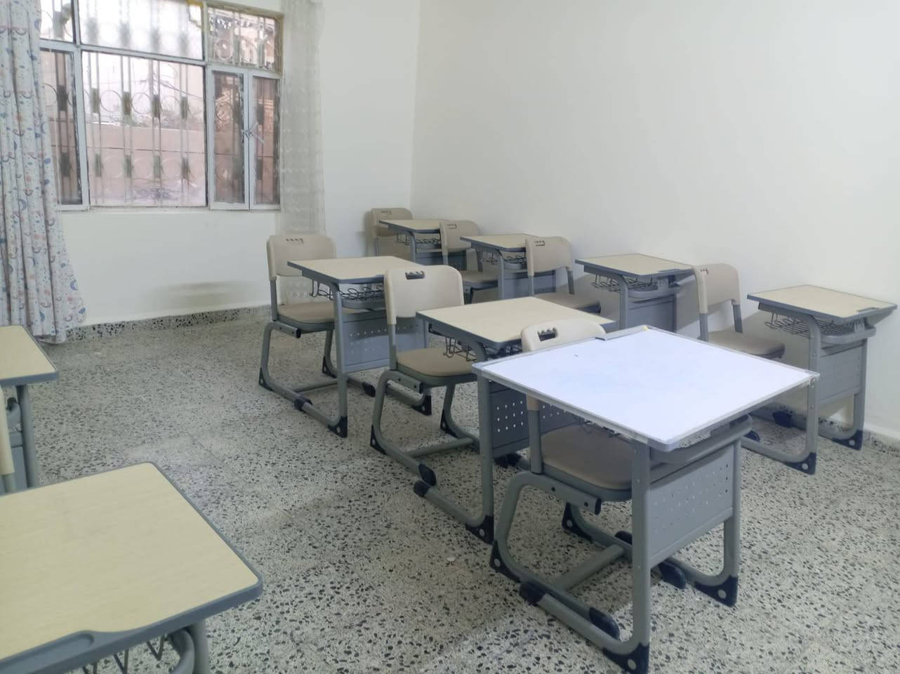 مركز تعليم للايجار
كامل المستلزمات يحتوي على صفين وادارة متكاملة وغرفة اخرى وكراج وحديقة يصلح ؤوضة او حضانه او للتدريس الخصوصي 
العنوان /حي الواسطي قرب هيئة الحج 
للاستفسار /***********
