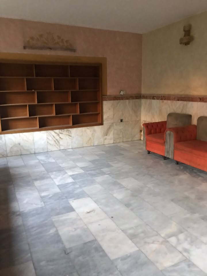 السلام عليكم دار للبيع مساحته ٥٤٠م واجهه ٢٠ نزال ٢٧م مسلح طابو صرف كماليه شارع الأصفر قرب الشارع العام طابقين يحتوي على كراج كبير وحديقه كبيره واستقبال مطبخ صاله مطبخ ثلاث غرف نوم وخدمات والثاني ٤غرف نوم وصاله كبيره وخدمات السعر  ٦٠٠ مليون بي مجال  المراجعه مع مكتب دلاليه ابو فراس العتابي *********** وابو محمد الشمري ***********🌹🌹🌹🌹

