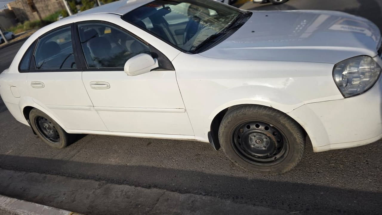 للبيع: شفروليه أوبترا (Chevrolet Optra)
الموديل: 2010
اللون: أبيض
المسافة المقطوعة: 142,000 كم تقريباً
الحالة العامة: السيارة نظيفة وجاهزة للاستخدام الفوري.
تفاصيل إضافية:
محرك بحالة جيدة جداً.
تكييف فعال.
داخلية السيارة مرتبة ومحافظ عليها.
سنويه جديده
رقم اربيل
ضررها باب وجاملغ خلف السائق

السعر:87 وبيها مجال بسيط 
التواصل عن طريق الرقم: *********** او عن طريق الواتس اب
