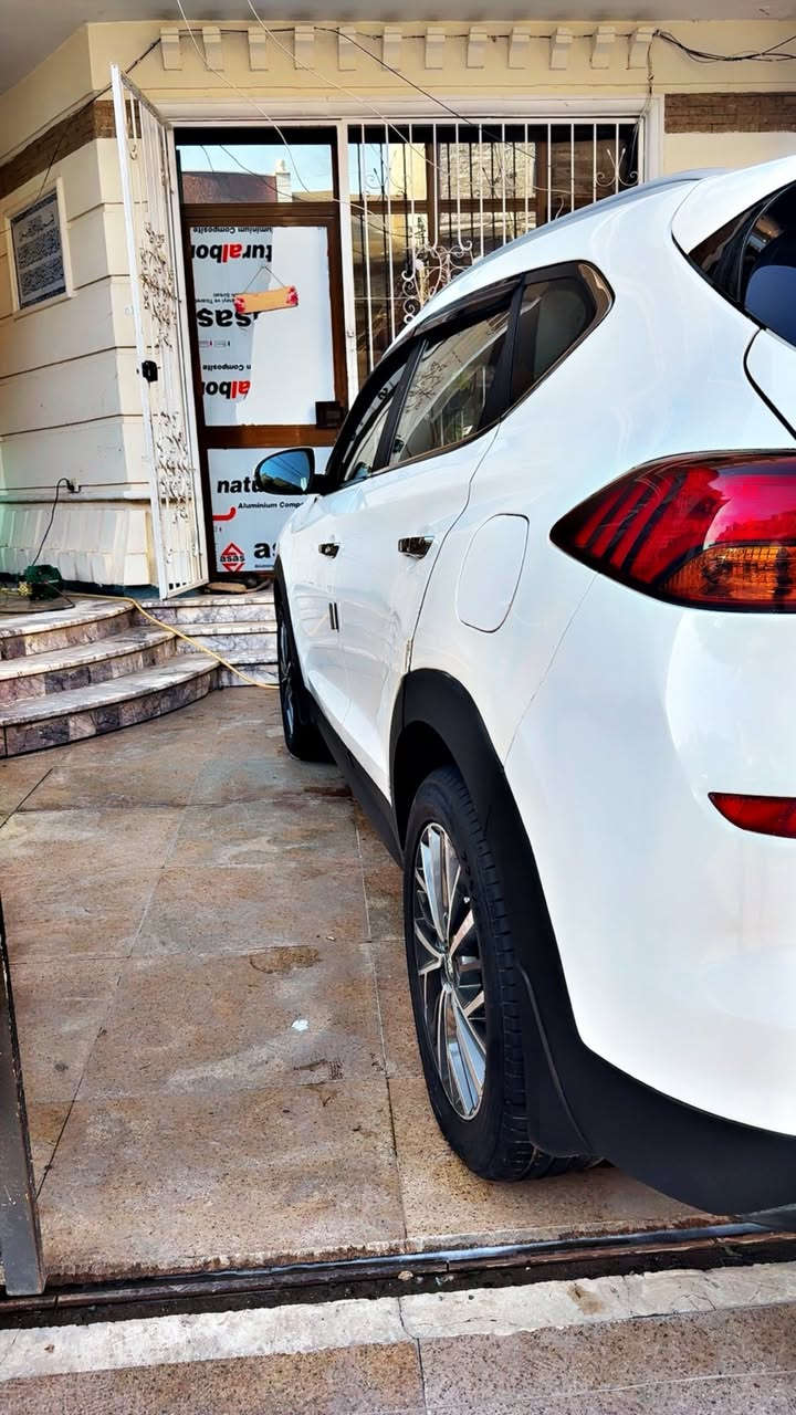 السلام عليكم اخوان عندي توسان 2020  البيع شركة الكاصدخليجي بيهة صبع ربع باب ونصف الجاملغ وقبق الجنطة والبنيد مبدل 
مواصفات السياره 
بصمة 
شاشة حجم كبير 
دخول ذكي 
خمسة انضمة قيادة
مري شفط
جهتين تحكم ستيرن
حساس خلفي وأمامي 
شاحن ذكي المبايل 
كشنات جلد وتحكم جهتين 
سيارة مصروف علية حدادية قبل عشره ايام بدلتهة وتخم تاير هم وباتري جديـٍْد ماناقصهه ايشي سيارة بلجيس
السعر 180 وبيهة مجال الطيبين 
عنوان بغداد حي اور 
***********
