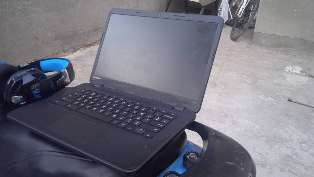 💻 إعلان بيع لابتوب Lenovo N42
​الموديل: Lenovo N42 (Chromebook معدل)
​النظام: يعمل بنظام Windows (جاهز للاستخدام والدراسة)
​الذاكرة (الرام): 4 جيجابايت
​الشاشة: بمقاس 14 بوصة
​المميزات:
​كيبورد يحتوي على الحروف العربية.
​كاميرا أمامية مدمجة للدراسة والاجتماعات.
​بطارية ممتازة واستهلاك طاقة منخفض.
​الحالة: مستعمل ونظيف جداً (كما موضح بالصور)، الشاشة والكيبورد والماوس باد بحالة ممتازة.
​ملاحظة سريعة: أنظمة الكمبيوتر تقرأ الرام بـ 4 
السعر تحطيم الاسعار ب ٢٥٠الف المكان شعله  بغداد
رقم الها تف ***********
