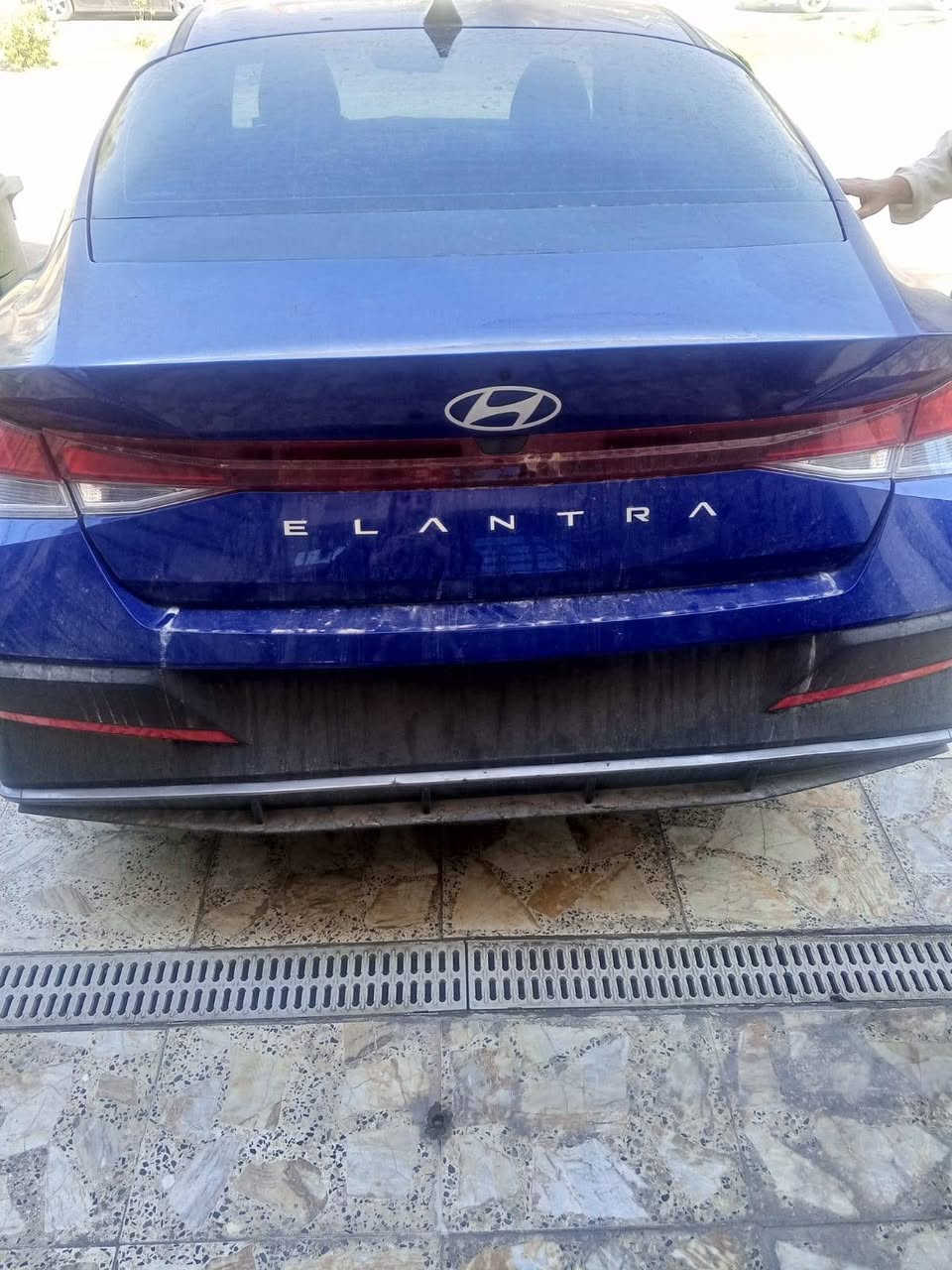 للبيع هونداي النترا موديل 24
2024 Hyundai Elantra SE
محرك 2000 دوش/ السياره وأرد امريكي، عداد المسافة 9500 الف ميل. 
-----------------------------------------

 السيارة امبدل بيه جاملغ + بنيد + ماصدة + الجزء العلوي للدعامية) الحادث بدون ايرباك. الرقم على المشتري.

رقم الشاصي

KMHLL4DG6RU678353
-----------------------------------------
السعر 130 $ ورقة. موقع السيارة  بغداد القاهرة.
يرجى الاتصال بالرقم
770 345 3553

****************************

ملاحظة: هذا الموديل مابي بصمة تشغيل او فتح الباب او فتحة السقف.
الميزات الداخلية:
شاشة معلومات وترفيه: شاشة تعمل باللمس.
لوحة العدادات: رقمية في جميع الفئات.
الترفيه: تدعم أنظمة Apple CarPlay و Android Auto في جميع الفئات.
ميزات السلامة والأمان:
نظام مراقبة ضغط الإطارات.
نظام التحكم الإلكتروني في الثبات.
نظام التحكم في الجر.
نظام مراقبة النقطة العمياء.
نظام التحذير عند مغادرة المسرب.
نظام المساعدة في الحفاظ على المسرب.


**إذا كنت صاحب هذا الإعلان وتريد حذفه لأي سبب، رجاءا أرسل رسالة إلى الدعم الفني**