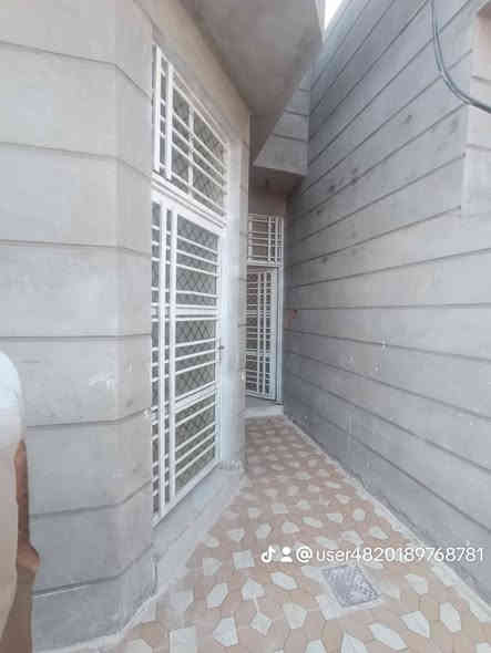 اللهم صلي على محمد وآل محمد 
دار للبيع المساحه 100م واجه 5نزال 20 طابو زراعي سند                      25تحويل مباشر بأسم المتشري 

طابق واحد 
غرفه نوم وكلدور وستقبال ومطبخ حار وبارد وبيتونه ومجمع صحيات داخل وخارج  حديث 2025مامسكون استلام مباشر 

عنوان حله قرب مزار العلويه شريفه ع قريب جدا من شارع العلويه شريفه ع 

اترك تعليق ويتم الرد خاص او اتصال ***********
