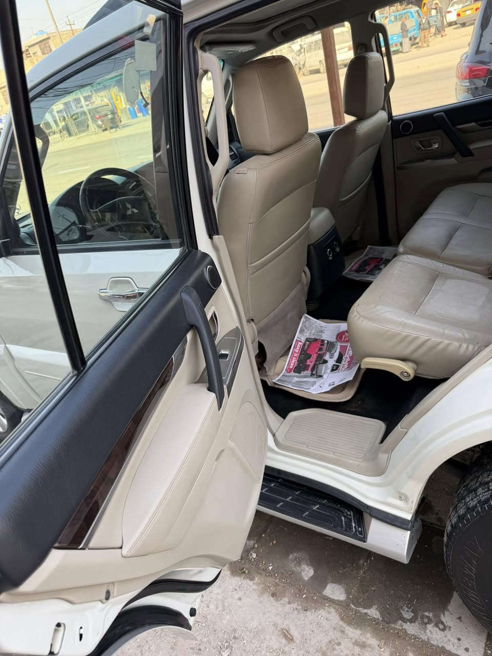 السلام عليكم باجيرو موديل ٢٠١٦ فول السياره حبتور كشنات جلد دمام فتحه سدر جديد تخم تاير لايت زنون شاد منضومه كفاله عامه السياره وعدك سونر على أيدي صاله ٧سنوات  السعر ٢٠٥ دفترين وخمسه رقم سليمانيه بسمي تريد تحويل تريد وكاله كيفك رقم تليفون ***********
