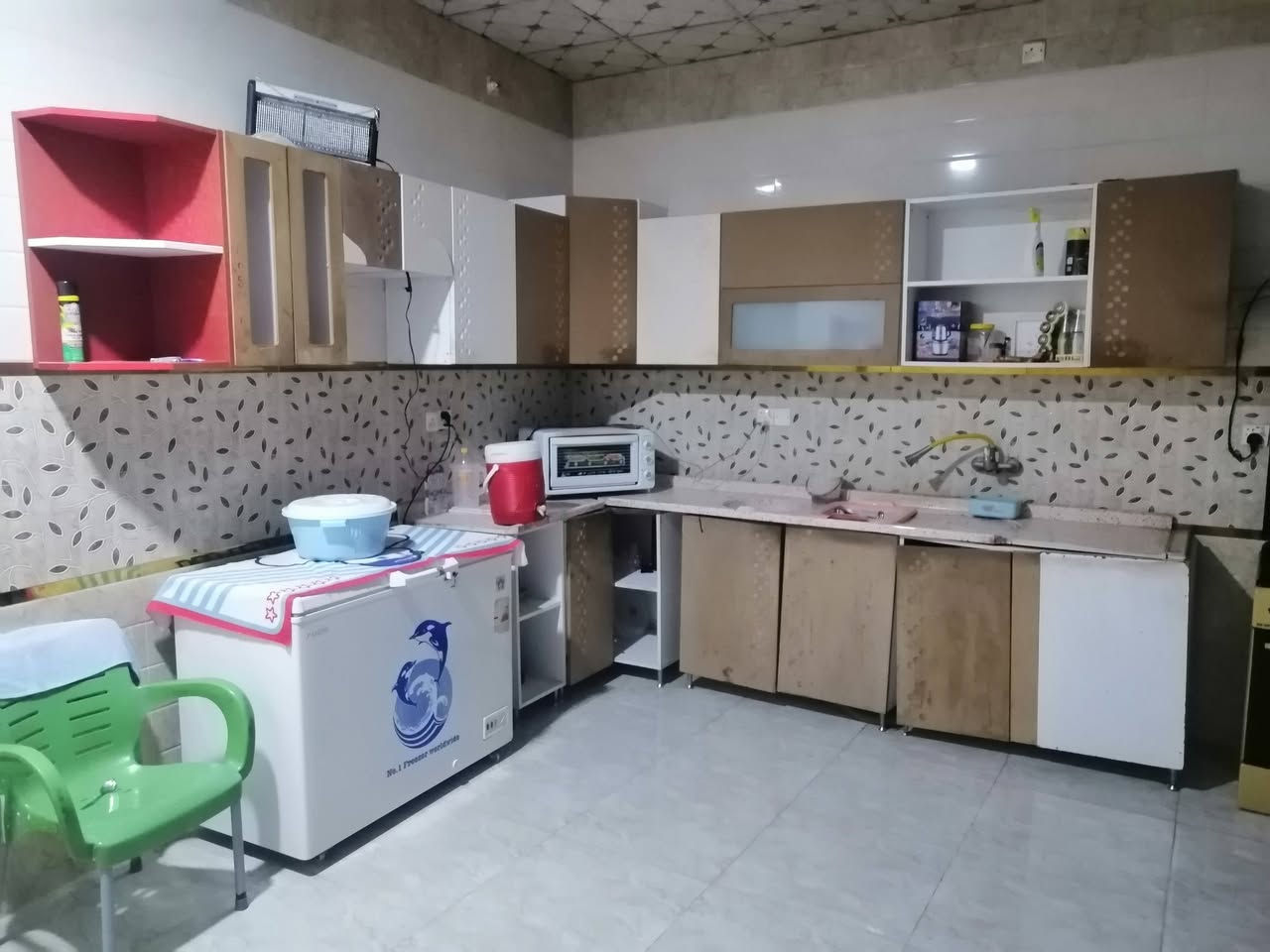 السلام عليكم عندي هذني الغراض للبيع ثلاجه نضيفه كلش شرط ب 250 طباخ كله شغال ب 100 الفرن ب 50 الساحبه جديده كلش المانيه الاصليه الله شاهد ماخذها ب 300 قبل فتره ب 125 
كاونتر قيم وباليرضى الله المكان ام العصافير ***********
