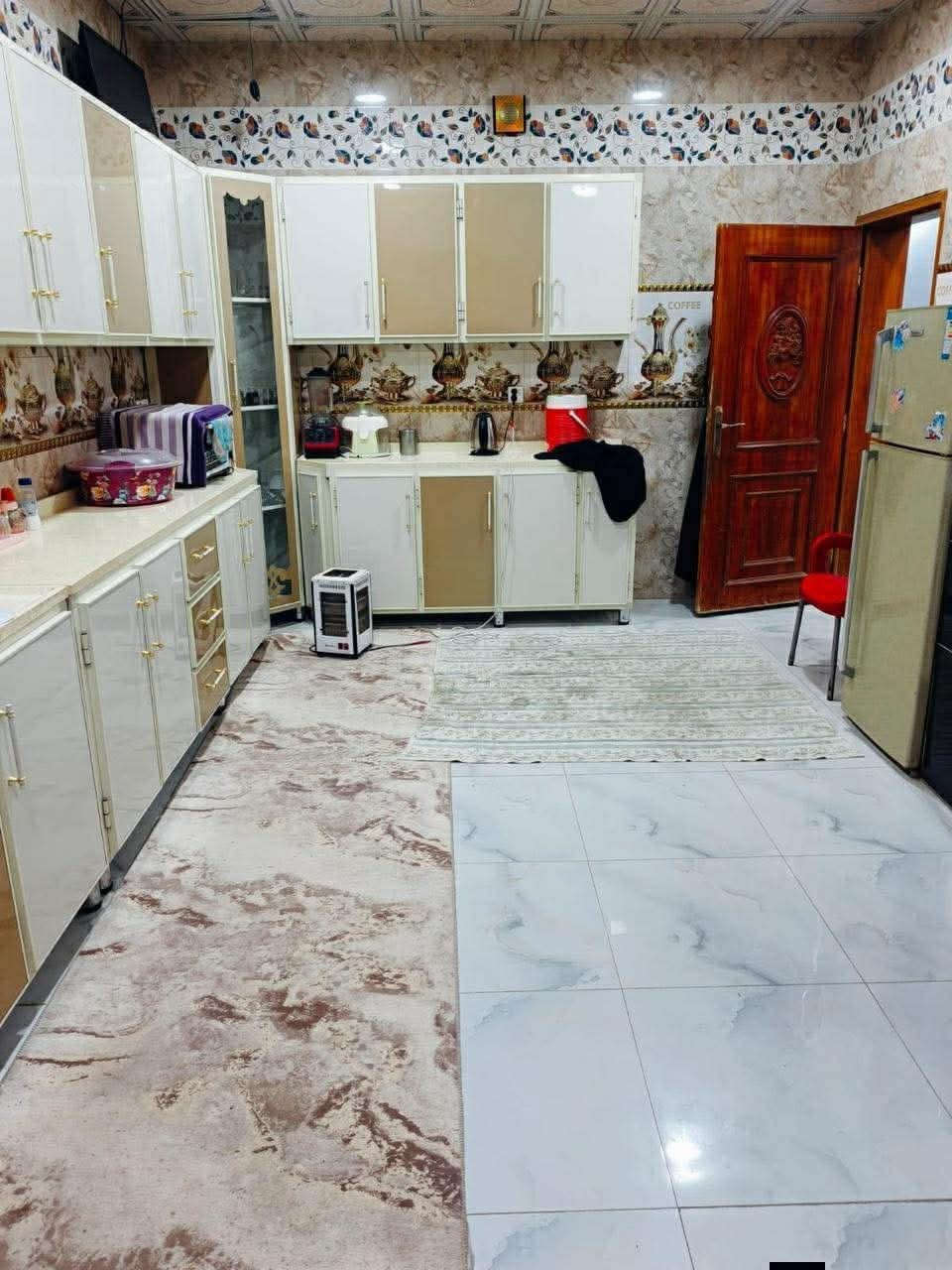 ♕ بسم الله الرحمن الرحيم اللهم صلِّ على محمد وآل محمد ♕

🏠  :  منزل للبيع طابقين 

🌐  :  الموقع مجمع ابن يقطين 

📐  :  المساحة  220 متر ركن 

🏗  :  بناء حديث مسلح  كونكريت 
ــــــــــــــــــــــــــــــــــــــــــــــــــــــــــــــــــــــــــــــــــــــــــــــــــ

             تـــــــــــفـــاصيـــــــــل اكـــــــثــــــر 

الطابق  1) 

غرفة نوم عدد 2  + صاله  + مطبخ حار وبارد + استقبال 

+ حمامات داخلي وخارجية  + كراج كبير 

الطابق 2)

غرفة نوم عدد 4  + صاله كبيره  + حمامات 
ــــــــــــــــــــــــــــــــــــــــــــــــــــــــــــــــــــــــــــــــــــــــــــــــــ

💰  :  السعر  180 مليون 

ملاحظه المنزل مطلوب للمصرف العقاري 40 مليون  يخصم من السعر 

📲  :  الاستفسار اكثر الاتصال على الرقم 

📞  :   ‏‪0788 251 8491‬‏   واتساب 

✨  لــن تـکون وحـيداً ابـداً مع  الــ مهيمن  للعـقار  ✨
