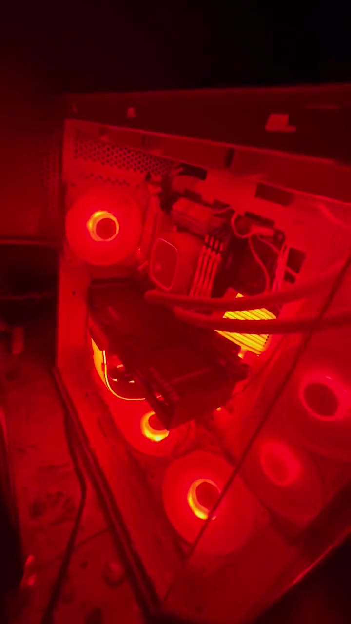 معالج i7:11700k انتل
من الممكن يتطور إلى ٥٠٧٠ GPU 4060 نسخه الايكل كيكا بايات 
تخزين ٤  تيرا m.2 ssd  او ١ تيرا حسب رغبه المشتري 
متوفر من ١/١٠ تيرا 
مذر بور ستيل ليجن z590 As rock 
مائي وايت اديشن ديب كول 
بور 750 
رامات 32 ddr 4 :3200 mz 
كنك ستوم فيو راي 
كيس زكماتك الوايت بانوراما 
الكيس يحتوي ع ٩ فأنات تبريد حاليا 
+ كيبلات اكستيشن 

مكاني محافظه بابل 
وعندي توصيل لجميع المحافظات 
***********
