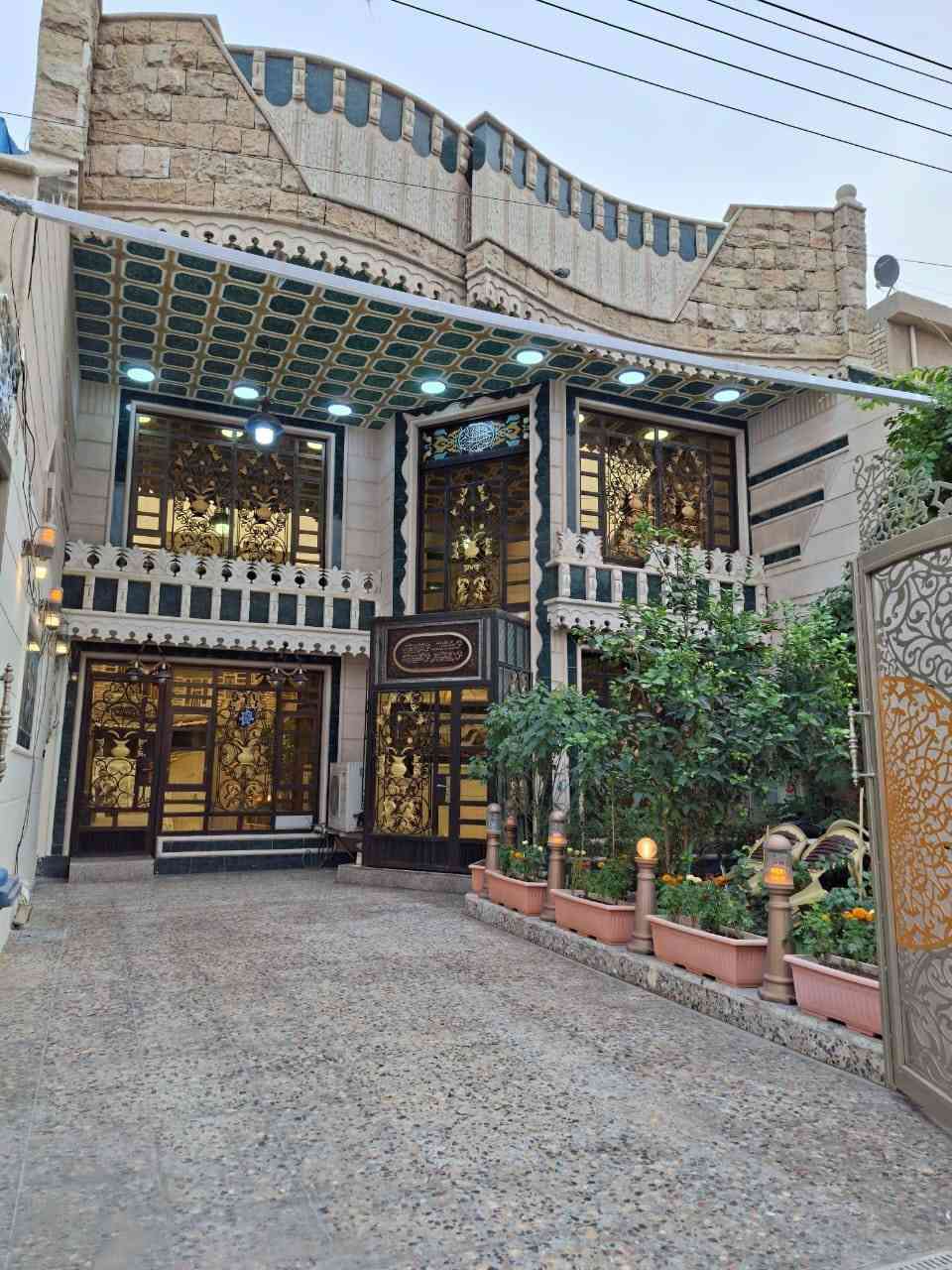 السلام عليكم ... دار للبيع طابقين ونص المساحه ١٧٠متر بالسند ١٨٠متر واقع حال بناء حديث يحتوي على كراج وحديقه + صاله كبيره + هول كبير+ مطبخ  بارد + ٤ غرف نوم كبار + مطبخ حار + ٣ حمام + بيتونه مخزن كبير جدأ + سطح عدد ٢ / العنوان بغداد حي العامل قرب جامع محمد الجواد (ع)  للاستفسار الاتصال على الرقم *********** متوفر واتساب……………اسيا ***********  لا يتوفر به واتساب فقط عادي …… (البيع مع الأثاث أو فارغ)
