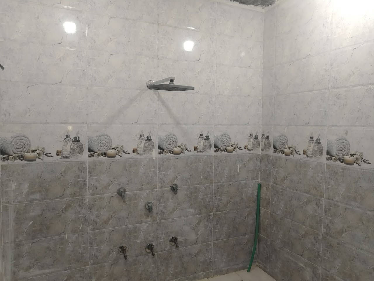 بيت للبيع حي حكيم شارع الوائليه مساحه 250متر طابقين كله طابوك يتكون من 5غرف نوم وصاله ومطبخ واستقبال مرقم من بلديه صاله عدد 2صحيات داخلية وخارجية بس طابق ثاني نقصه بس ارضيه فرعي عرض شارع 10متر قريب شارع العام *********** أو ***********واتساب
