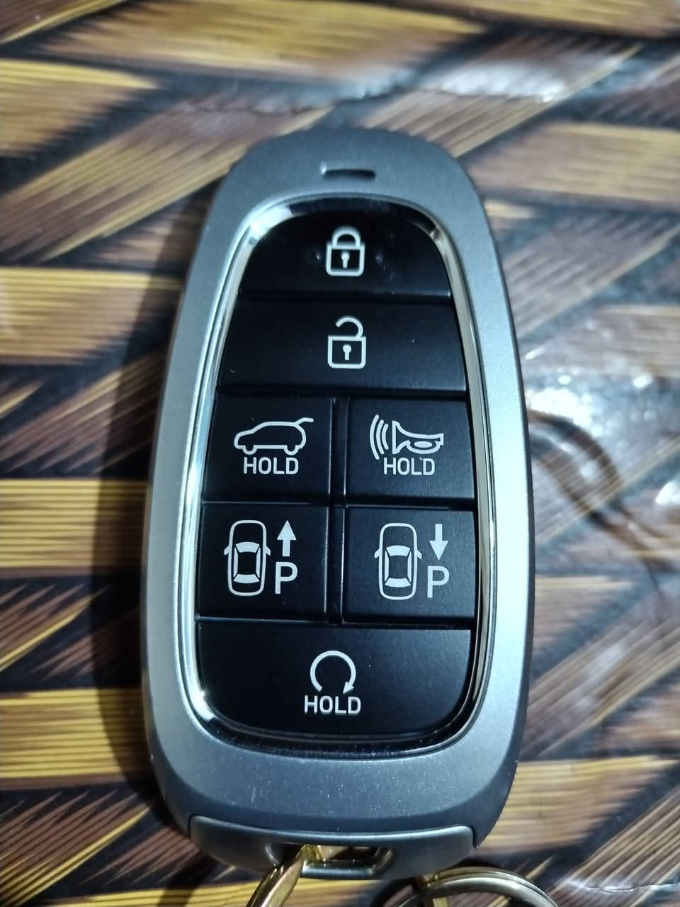 يوجد عندي توسان أمريكي موديل ٢٤ فول الفول كامرات لون الحمر والحادث بسيط في الإمام ماشيه 9000ميل رادار أمامية وخلفي وبرامه كامله حساسات أمامية وخلفي جميع المواصفات موجود في سيارة جديدة جدا مع سبايدرات قمارة مع سياره بلادي بال كارتون موجود في بغداد الجديده شارع المسبح قرب جامع ذات الانطاقين رقم الجوال ***********
