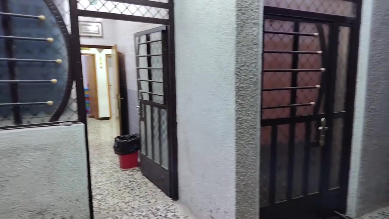 دار زراعي للبيع في شارع السيد هاشم (على الشارع العام) مساحة ١٨٠ م٢ يحتوي على غرفتين وصالة ومطبخ واستقبال ومجموعة صحية داخلية وخارجية للأستفسار الاتصال على
*********** 
***********
