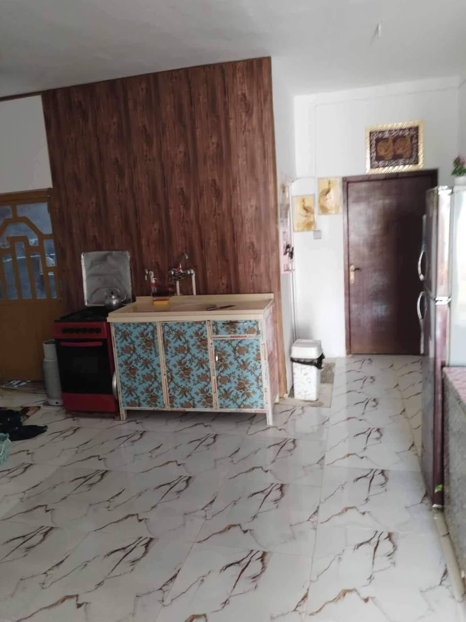 السلام عليكم 
للبيع مشتمل ١٠٠واجه٥ونزال ٢٠ منور خلفي غرفه منور حمام صاله مطبخ ديوانيه كراج سياره غرفه فوك تحتاج ترتيب درجج خارجي حي صلاح الدين خلف جامع الهدى سعر ٤٥تفاصيلل
***********
