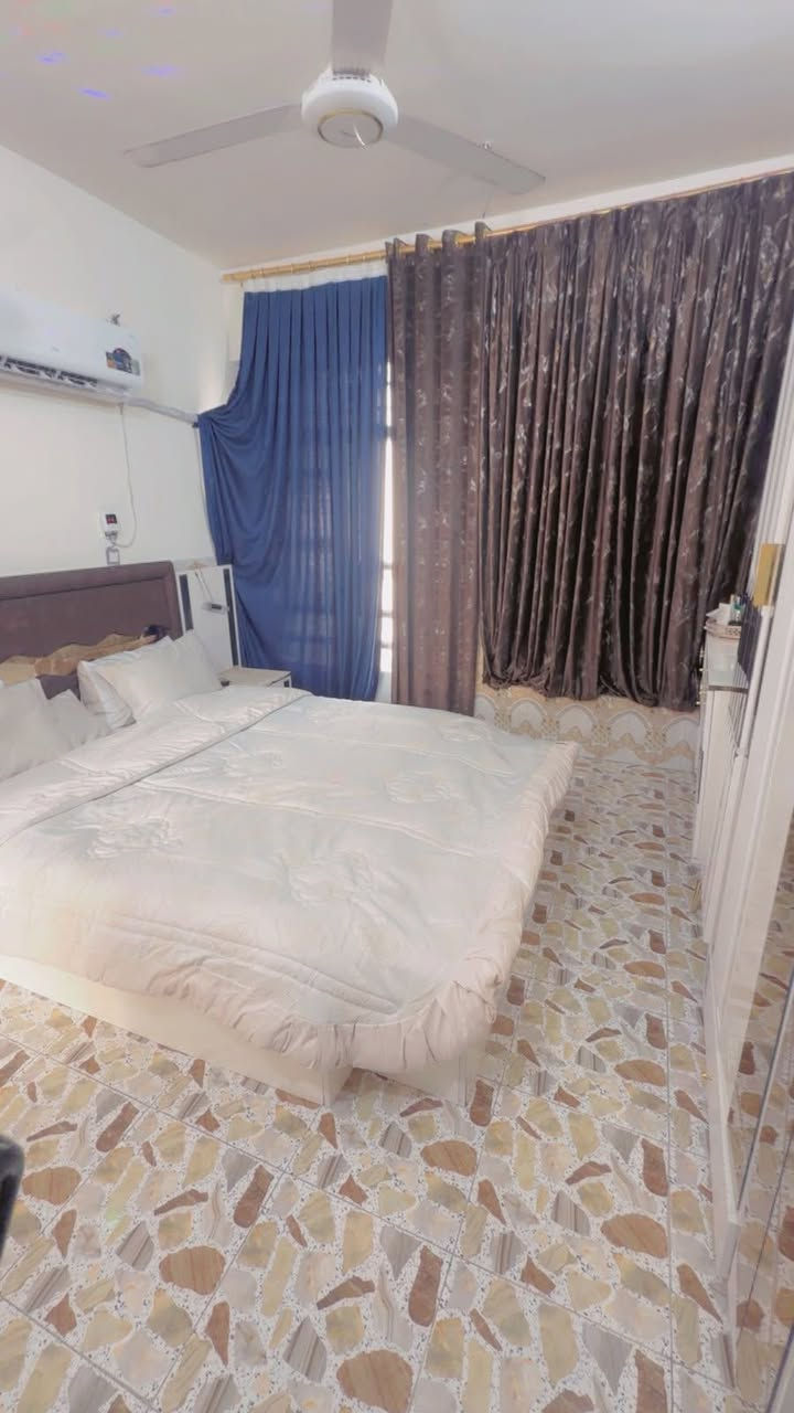 السلام عليكم
مشتمل للبيع مساحه ٤٠متر يحتوي تشجير امامه الدار 
_استقبال _غرفه نوم _مطبخ _حمام_ جهاز السكن بيت نضيف مكان مصخه شارع العوادي شارع عريض 
سعر ١٣٠بي مجال شراي يتصل ***********علي
