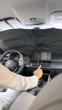 حرارة السيارة صارت لا تُطاق بالصيف؟ ☀️🔥  حلّك الأسهل والأسرع هو شمسيّة...