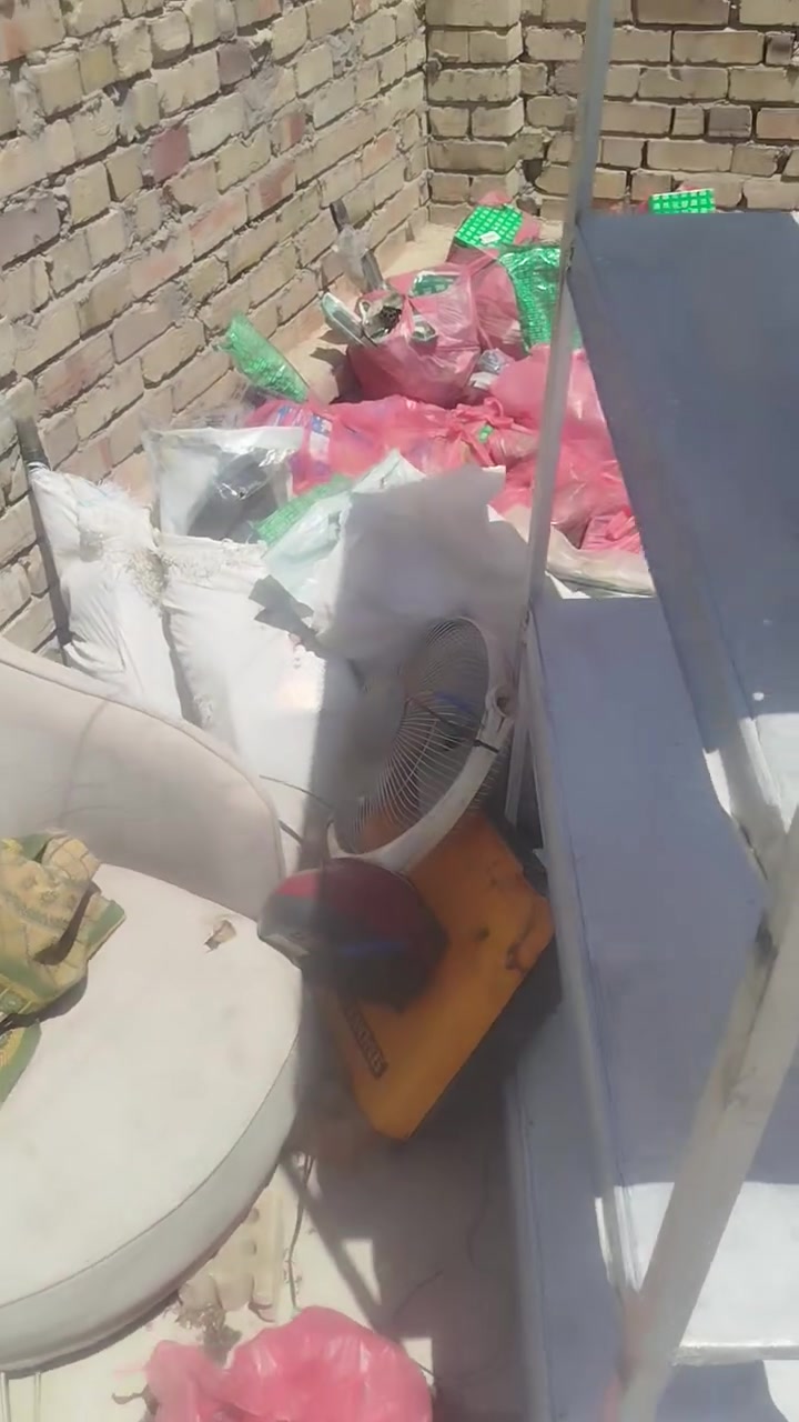 سلام عليكم شباب اغراض محل جاهزه للبيع مع ال دكاسن (الرفوف) سعر جمله ابيع الكل التفيده  الاغراض يتواصل خاص رقمي ***********
