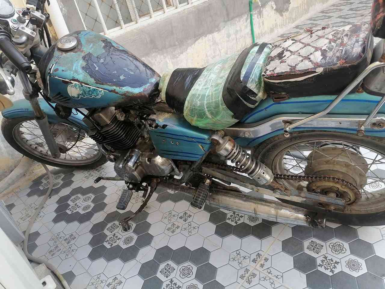 سلام عليكم
هوندا ريبر هارلي شغال نكره بس يحتاج ترتيب 

محرك ربع ٢٥٠ مفتوح 

كفاله لا تنقيص ولا تبخير 

مابيه اوراق حبل ابيع كوم حديد 

سعر ٤٠٠ وبيه مجال ويرهم مراوس 

مكاني ضلوعيه 

***********
