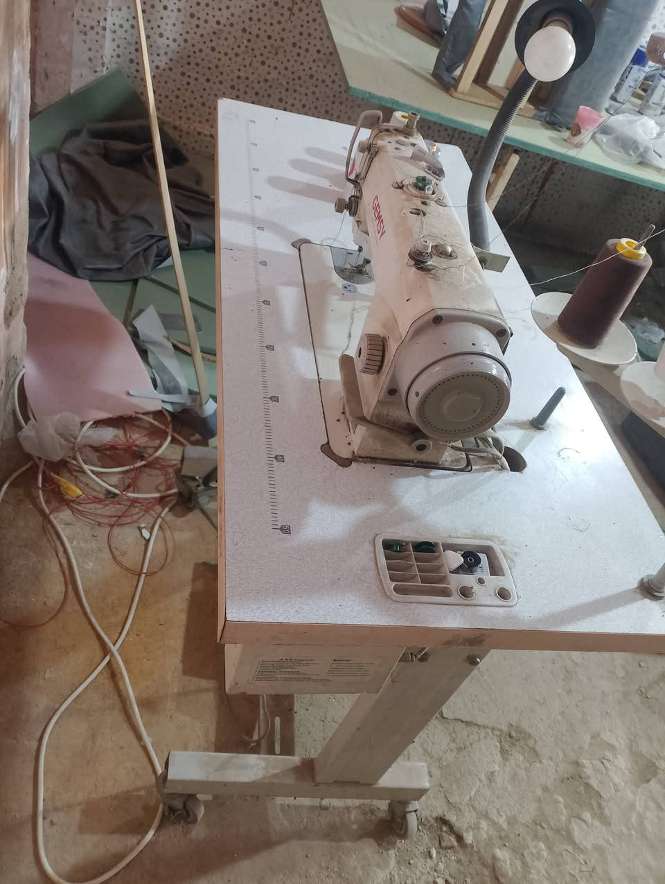 السلام وعليكم مكينه خياطه صناعي نضيفه كلش الله شاهد السعر ٢٢٥ مكاني التاجي سبع البور***********
