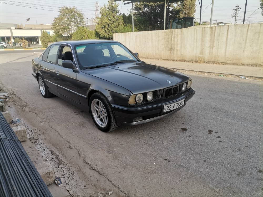 مۆدیل ١٩٩٠ مەکینە ٥٢٠ کرایتە ٥٢٥  مەکینە کەپسی گێر عادی ویل M  دوو جام کارەبای 
لێدانێکی لای پشتەوەی سەکنی هەیتی 
(٤١٠ ) هەزار غرامەی لەسەر بۆت دەگەرێنمەوە 
تحویل و غرامە و وەلگران و بڕاوە و گێر و مەکینەی کەمەک سەرف دەکات . (***********) واتساب. أربيل, العراق
