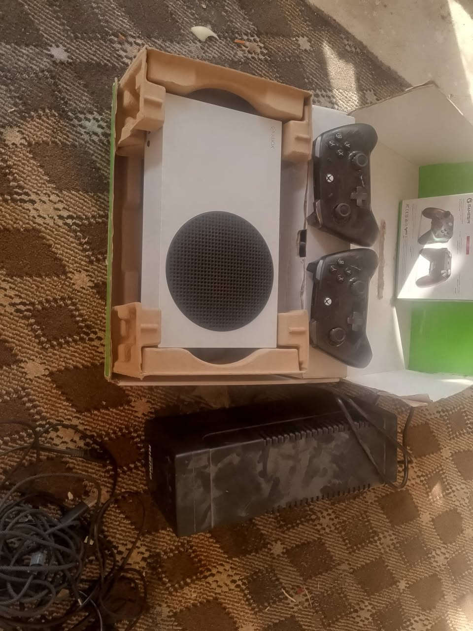 سلام عليكم. اكس بوكس سريس مستخدم.   كامل معا يوبي اس. وملحقاتة كاملة   سعر 350علواني الكمالية منطقة البستان  يوجد خدمة توصيل   غير متواجد الانتصال. علا رقم ***********
