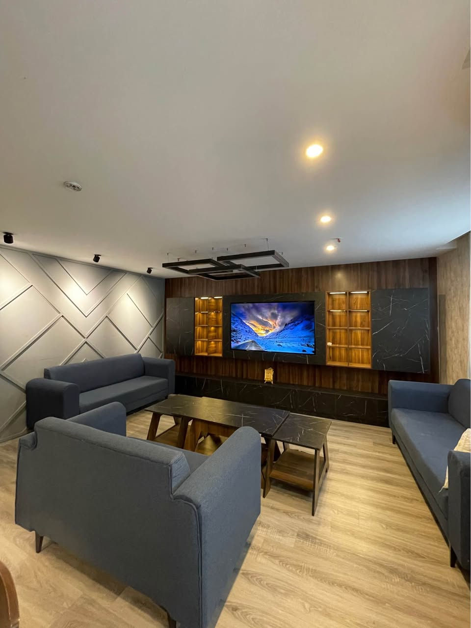 شقة مفروشة للإيجار 
ثلاث غرفه و صالة
٢ حمامات 
مخزن و بلکون 
المساحة ١٨٩م 
السعر ٨٠٠$
————————-
شووقەی ڕاخراو بۆ کرێ
سێ ژوور و هۆڵ
دوو توالێت و حمام 
مەخزەن و بەلەکۆن 
ڕووبەری ١٨٩م 
نرخی ٨٠٠$

بۆ زانینی ناو نیشان و زانیاری زیاتر 
0750 374 7727 أربيل, العراق
