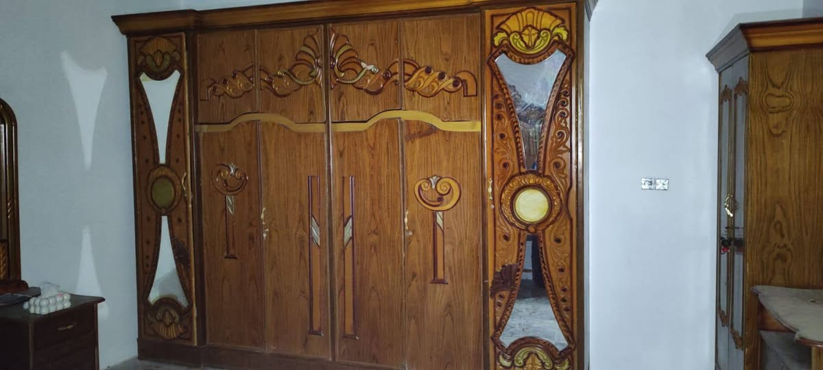 السلام عليكم غرفة اخشاب حطاطة السعر 650وبيها مجال المكان القائم والشراي يتفضل ***********
