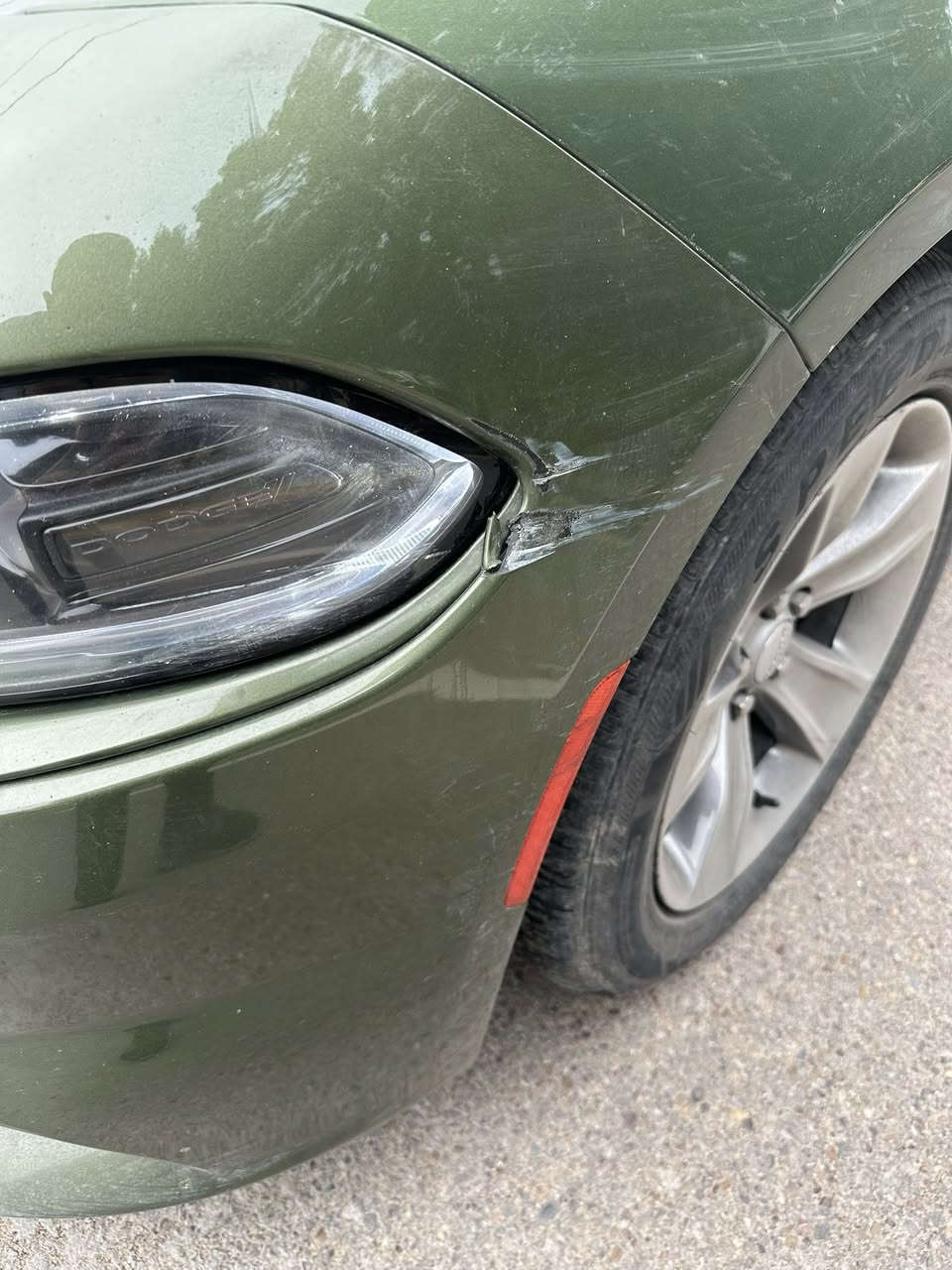 سلام عليكم 
جارجر موديل 21 خليجي 
 لون مميز زيتوني 
‏V6  مكينه 3600
مواصفات sxt
شاشه وسط 
كامره وحساس خلفي
كار بلي
تشغيل عن بعد 
مكفوله كفاله عامه عدا الباب الخلفي عكس سايق بي صبغ رش فقط بدون فتح
رقم بغداد
***********
المكان بغداد - العامريه
