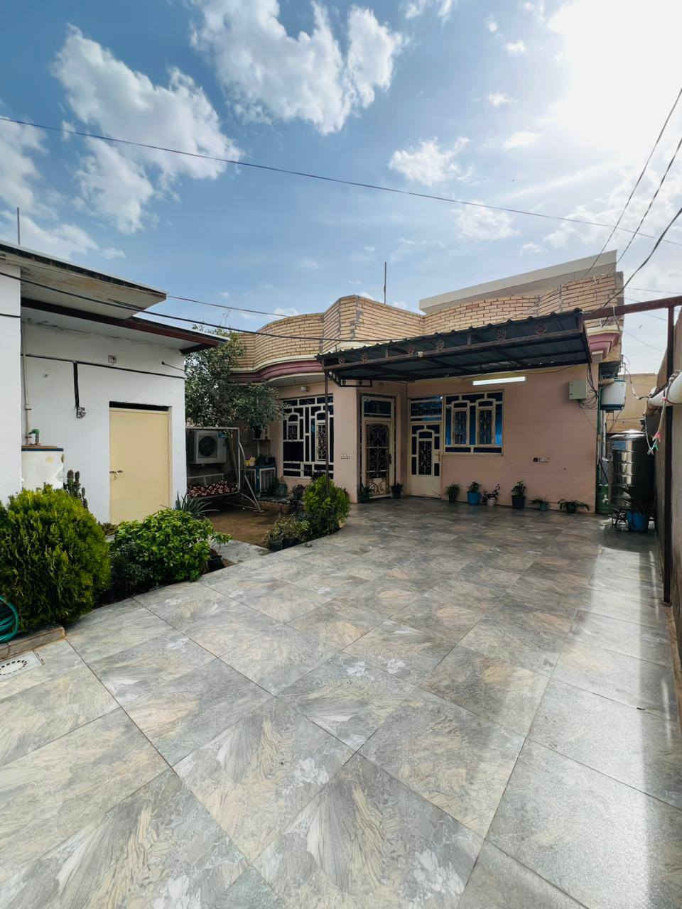 دار للبيع الاحمر شارع المقداد عليه السلام 300متر البيت قاطين 4غرف نوم 2صاله استقبال ومطبخ وكراج يكفي 2سياره حديقه صغيره ومحل معزول من البيت للاستفسار ***********
