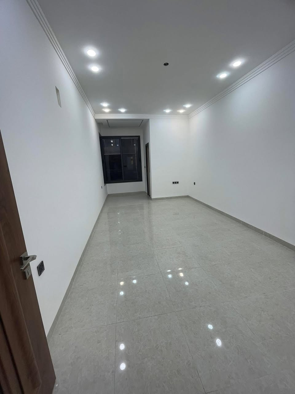 للبيع دار في السيدية🏠
دار درجه اوله مودرن ❇️
مربع كامل ساجد قرب الكويتي
شارع 15 متر✅

المساحة 150 متر الواجهة 7 ونص متر

 يتكون  العقار
مطبخ واستقبال + حولي
 4 نوم ماستر + 4 خدمات
        كراج حديقة
للاستفسار ***********
