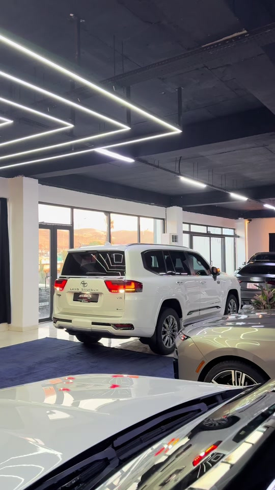 Toyota-land cruiser 2025 clean title VX twin turbo hybrid Full optnion  12,000 km white & yellow Call for price: *********** ***********
