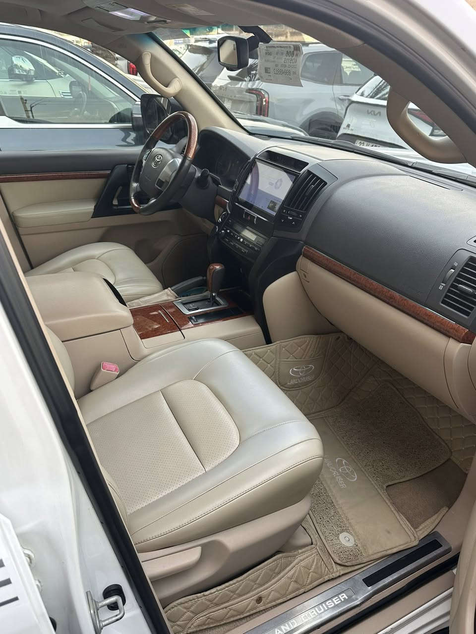 تويوتا لاندكروز 2014GX-R
تشغيل بصمة 
كراسي كهرباء   السعر38500$
حساس امامي مكفولة 
كراسي جلد 
لايت زنون
حساس خلفي 
4*4
تحكم مقود 
فتحة سقف
شاشة كاربلي
وباقي المواصفات الاخرى ‭٠٧٧٠ ٢٩٧ ٤٩٣١‬
