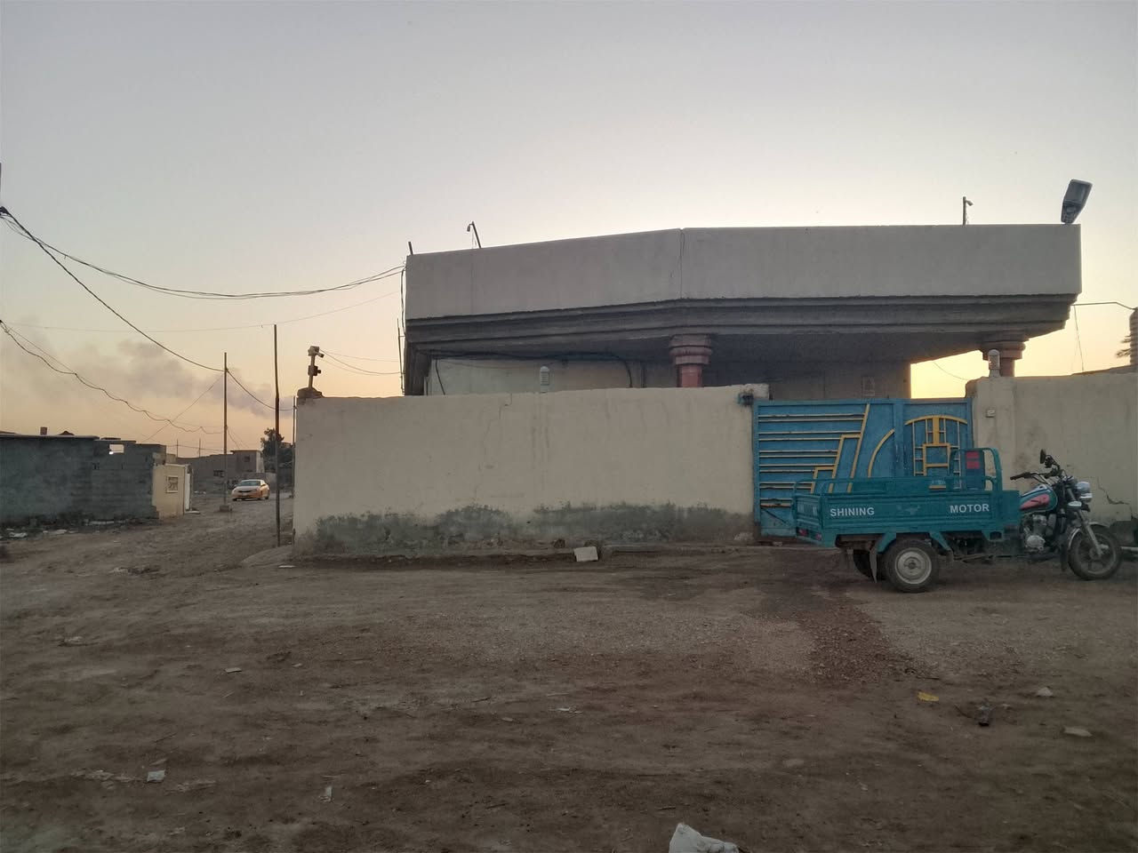 دار سكني للبيع او المراوس
مساحة الدار ٣٠٠ متر ركن على شارع رئيسي  يقع في اراضي بيت طليفخ مقابل محطة وقود الميقات عبر السكه فرع حاتم مروح 
الدار بناء طابوق مع اساس مع رباط مع سياج خارجي يحيط بالدار يحتوي الدار علي مايلي
غرفتين نوم ٥×٤
استقبال ٧×٤
مطبخ ٥×٤
صاله داخلية
درج داخلي بايات 
سطح صب كنكريت مسلح مع فرشي مقفل
حمام داخلي مع توليت
المطبخ والحمام والتواليت جدران سيراميك
الارضيات جميعها كاشي تركي
الاستقبال الأرضية بورسلين يحتاج ترميهم
طرمه خارجية مع دنك اثنان 
باب خارجية سلايت مع باب جانبيه
ارضيات ممشه الدار مقرنممشى دائر الدار 
صحيات خارجية 
للإستفسار اتصال بصاحب الدار ***********
