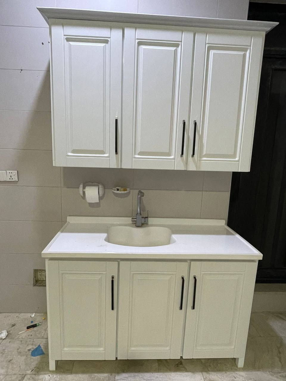 السلام عليكم اغراض جديده للبيع
١- مطبخ كامل مع الطباخ والمايكرو والمرشحه قياس صفحة الطباخ ثلاث امتار ونص وقياس السنك متر و٤٠ سم جديد نظافته ٩٨٪؜ قبل ٦ اشهر فصلته كلفني ٦ملايين ونص السعر الحالي نهايته مليونين ونص 

٢- غرفة نوم لمس تركي ٦ ابواب نظيفه جداً مع الدوشك والقنفه والطبله والساعه والبرده والتيبلام السعر النهائي مليون ونص 

٣- غرفة اطفال حديث الولاده لحد عمر ٧ سنوات جديده مع مكتبه والدوشك  والتيبلام والبرده السعر النهائي ٥٠٠ الف 
الموقع بغداد الصليخ ال ٦٠٠ 
للاتصال ***********
