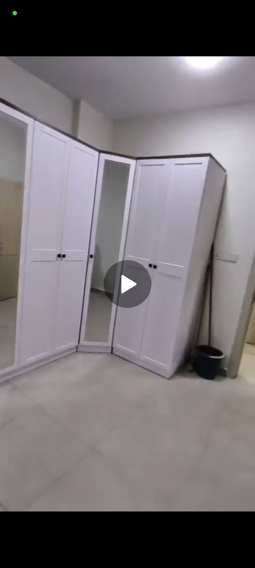 🔥 فرصة مميزة – غرفة نوم كاملة بحالة ممتازة 🔥

🛏️ غرفة نوم مكونة من 11 قطعة بتصميم عصري ولون أبيض أنيق، مناسبة للعرسان أو لتجديد أثاث المنزل.

✅ المواصفات:

غرفة كاملة مكونة من 11 قطعة

دولاب كونتور كورنر (زاوية) لزيادة سعة التخزين واستغلال المساحات بشكل أفضل

أبواب الدولاب من 4 رزات

أبواب هيدروليك

مجرات هيدروليك ناعمة وعملية

تخزين واسع تحت السرير

مرايا وتسريحة بتصميم أنيق

حالة جيدة جداً

💰 سعر الشراء: 2,100,000 دينار
🔥 سعر البيع: 1,000,000 دينار فقط 🔥

📍 السعر قابل للنقاش البسيط للجادين. 📞 للاستفسار والمعاينة يرجى التواصل على الخاص أو الاتصال. ***********
العنوان بغداد البكرية مجمع الرقابه الماليه 

غرفة عملية وأنيقة مع مساحات تخزين كبيرة، وسعر أقل من نصف سعر الشراء.
