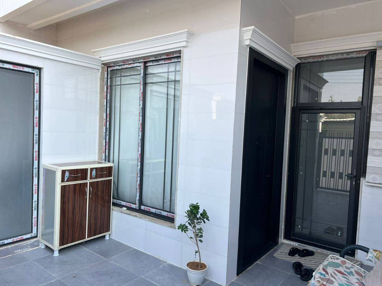 #عقارات_ابو_وسام 
منزل مؤثث للبيع في اربيل حي قربو 
موقع 📍مميز 
المساحة 125 متر  ،مقابل حديقة 
 +ع شارع 20
يتكون من :-
-4 غرف نوم 
-استقبال
-مطبخ حار+بارد
-صحيات +كراج 
🔸التمليك طابو صرف 
للاستفسار

***********
***********
