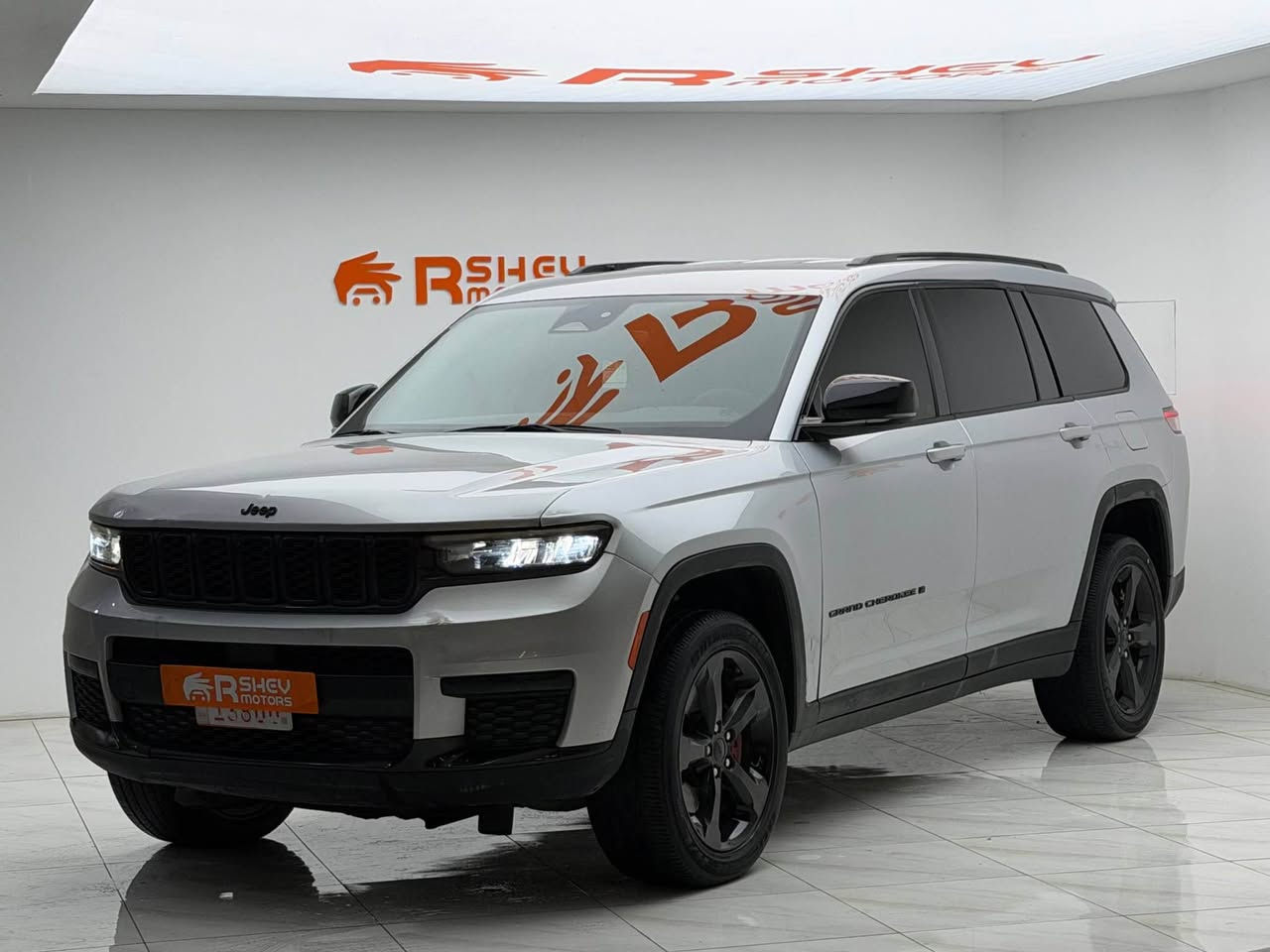 تحطيم الاسعار ب سعر شكل قديم 🔥😍💣
Jeep Grand Cherokee 2023
جيب گراند شيروكي ٢٠٢٣

مواصفات  Laredo Black top
(مقاعد جلد+تدفئة-سقف سلايت-تدفئة المقود-رادار-٧ راكب)

مكينة ٦سلندر حجم ٣.٦لتر 
ماشية ٥١،٠٠٠ ميل و بحالة جداً ممتازة 

 ضرر السيارة اربع قطع بنيد و جاملغ و بابين بدون دواخل ايرباك بس دكمة مرجع سستم السيارة كلش حلوة و نظيفة

رقم كاتي دهوك تترقم شمالي السيارة
مكفولة من كير و محرك و كهربائيات

و ب سعر(225$) ورقة و بيها مجال

مكان السيارة

دهوك -معرض ارشف R-Shev
رقم51 من معارض التيرمينال 

***********
*********** دهوك, العراق
