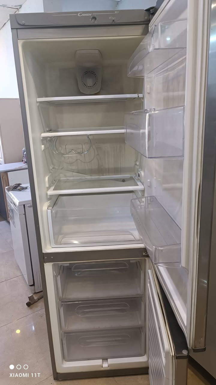 للبيع ثلاجة ماركة كاندي الايطالية موتور وغاز بلادي تبريد ثلج ب١٩٠ الف للتواصل ***********
