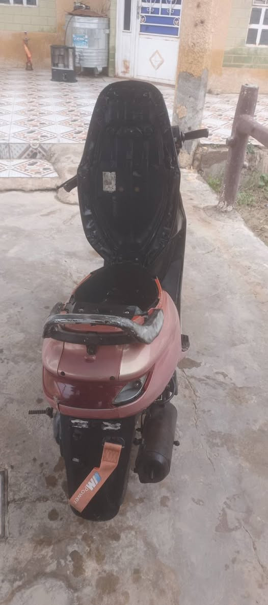 سلام عليكم
دراجه ياماهافورتي للبيع
سرعه 140
دراجه مكينه كلجات ادامه كامله عليه
شغاله سلف هندر
نقصه بس باتري
سعر ٣٠٠وبيه مجال ***********
