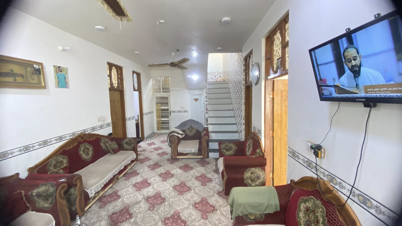 اللهم صل على محمد وال محمد 
بيت للبيع في الحله الطهمازيه شارع مخبز المصطفى المساحه ٣٠٠م يبعد عن الشارع ٤٠٠م الشارع كله تبليط يحتوي على غرفتين نوم وكليدور جبير وصاله جبيره ومطبخ وكراج سياره وحديقه  كما موضح في الصور السعر خاص 
موبايل 
***********
***********
