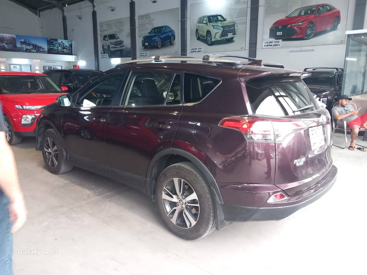 تويوتا راف فور (Toyota RAV4) موديل 2018 للبيع 🚗
المواصفات:
 الفئة: XLE (فول مواصفات)
 المحرك: 2500 CC بحالة ممتازة
 الوضعية: وارد أمريكي
 الرقم: أربيل (الرقم الجديد)
 العنوان: الأنبار - الفلوجة
✨ المواصفات والأنظمة الذكية:
 ⚙️ أنظمة الأمان: رادار أمامي، نظام مانع تصادم، نظام تحديد مسار، نظام مانع انزلاق.
 🔑 الراحة والتحكم: بصمة أبواب، صندوق خلفي كهرباء. تشغيل بصمة
 ❄️ المقصورة والداخلية: فتحة سقف (بانوراما)، تبريد بيانو.
 💡 الإضاءة: لايتات LED رئيسية.
 الحالة العامة: السيارة بحالة ممتازة وجاهزة من كل النواحي.
🛠️ تفاصيل الحادث:
 ضربة السيارة في باب عكس السايق، ومصلحة وبحالة ممتازة.
💰 السعر:
 175 ورقة (17,500$) وبيه مجال للشراي .
📞 للتواصل والاستفسار: ***********. /***********
