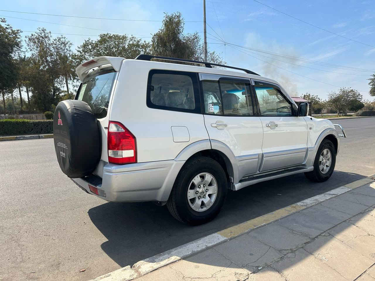 السلام عليكم باجيرو موديل 2007
مكفوله من صبغ مكينه3000 مكفوله كير كفاله 
شاشه لكزز كامر دواره 
تبريد 3 قطع فور ويل سبعه راكب 
صدر امامي خلفي جديد تخم تاير جديد 
رقم بغداد دولي بسمي مكان 
بغداد اي ستفسار عل رقم 
***********
