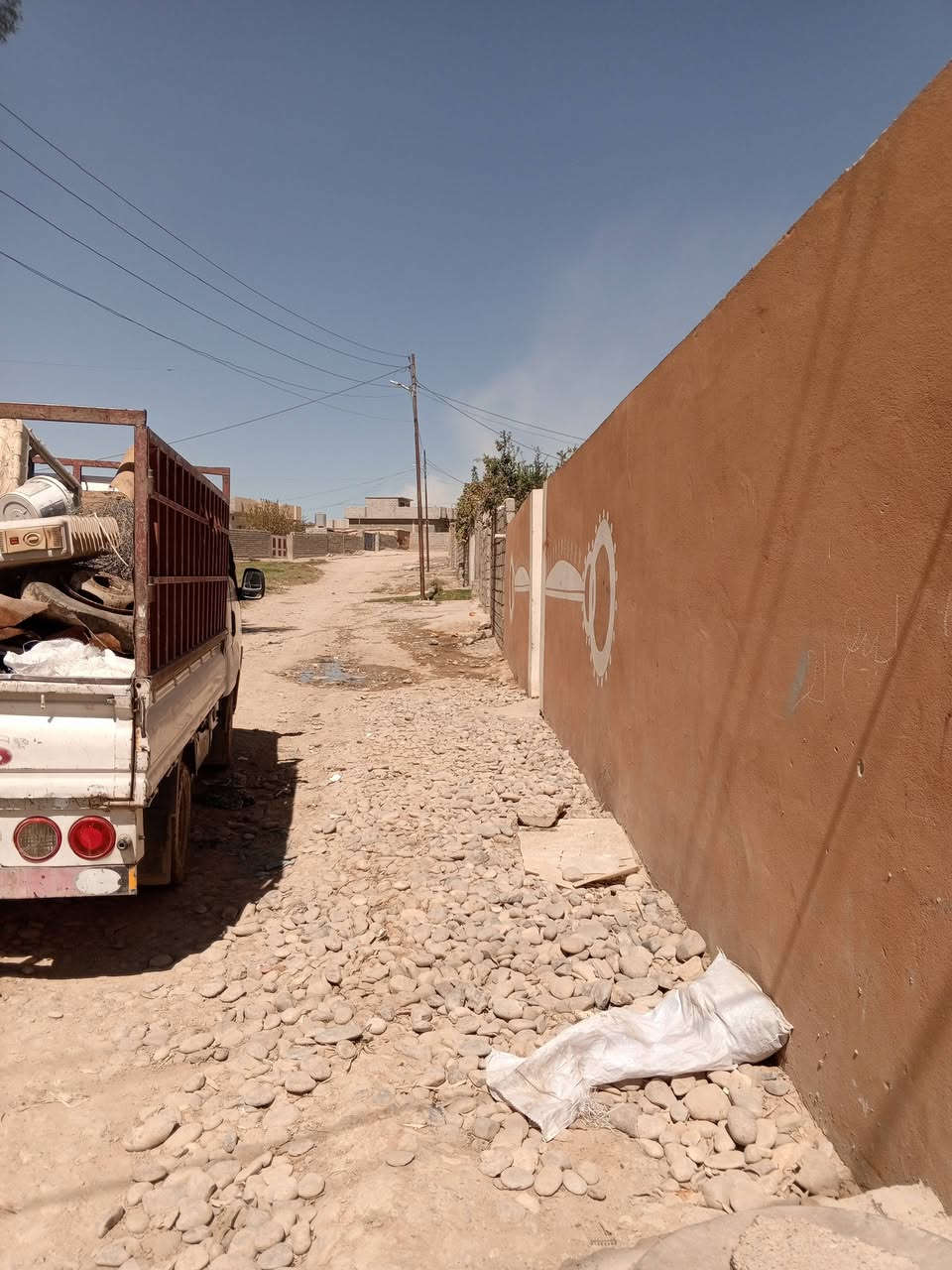 تم اعادة النشر 

#لـلـبـيـع
#بيت_ركن_غربي يحتوي 
المساحة : 360 متر 
إستقبال :  4*6  /.  غرفين ٢ : 4*4 /. مطبخ :    4*5 
هول : 4*9  /. حمامات ٢ تواليتات ٢ / حديقة : 5*6
بالاضافة الى كراج سيارة ومخزن مواد 

*ملاحظة البيت بناء عادي يعني الارضية صبة 
فقط المشتملات سراميك 
#السعر ٣٠ مليون وبي مجال شيء بسيط للطيبين

الموقع : بادوش ، الشقق ،خلف المقبرة 

للتواصل الاتصال على***********☎️
***********☎️
***********☎️
