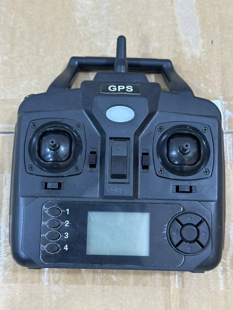 قارب صيد اسماك 
GPS 500 M
من ماركة MBLN RC
كامل ملحقات وقطع غيار 
بحتوي على 3 احواض تطعيم 
جهاز تحديد موقع مع كنترول تحكم عن بعد 

بمكانة الرجوع الى موقع الانطلاق عند انخفاض البطارية او فقدان الاشارة
يصل مدى التحكم الى 500 متر 
ويتميز بوضيفة تثبيت سرعة


**إذا كنت صاحب هذا الإعلان وتريد حذفه لأي سبب، رجاءا أرسل رسالة إلى الدعم الفني**