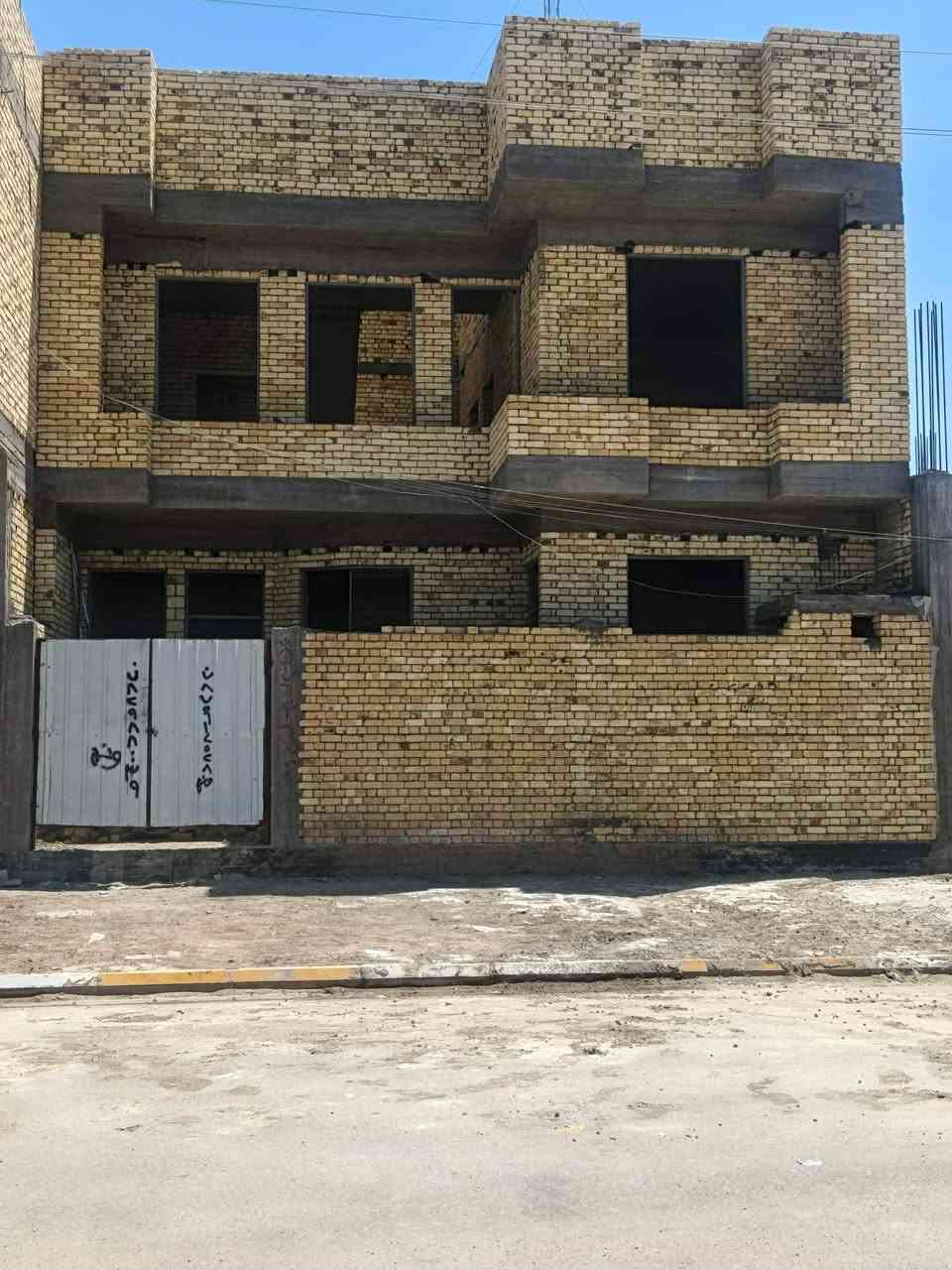 🔴هيكل بناء حديث للبيع🔴
بجانب ركن  

في حي 36 بشارع عشرين

الواجهه 10 والنزال 10

الطابق الارضي1️⃣ يتكون من  

1-غرفه

2-مطبخ

3-هول(صاله)

4-استقبال

5-صحيات خارجيه وداخليه

والطابق الثاني 2️⃣يتكون من

1-ثلاث غرف

2-هول (صاله)

ملاحضه :تكدر تسحب عليه سلفه

للأستفسار على هذا الرقم (اتصال +واتساب)

***********
