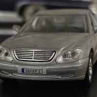 Mercedes-Benz W220 الملقبة ام عيون 👀  1:43  السعر 22 الف   للحجز على ا...