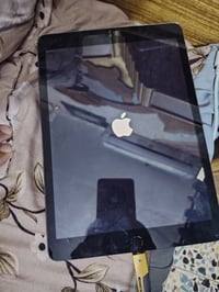 ايباد 7 البيع  عاطل كدامك خلي عشحن ويطفاء  سعر 55 07880554450