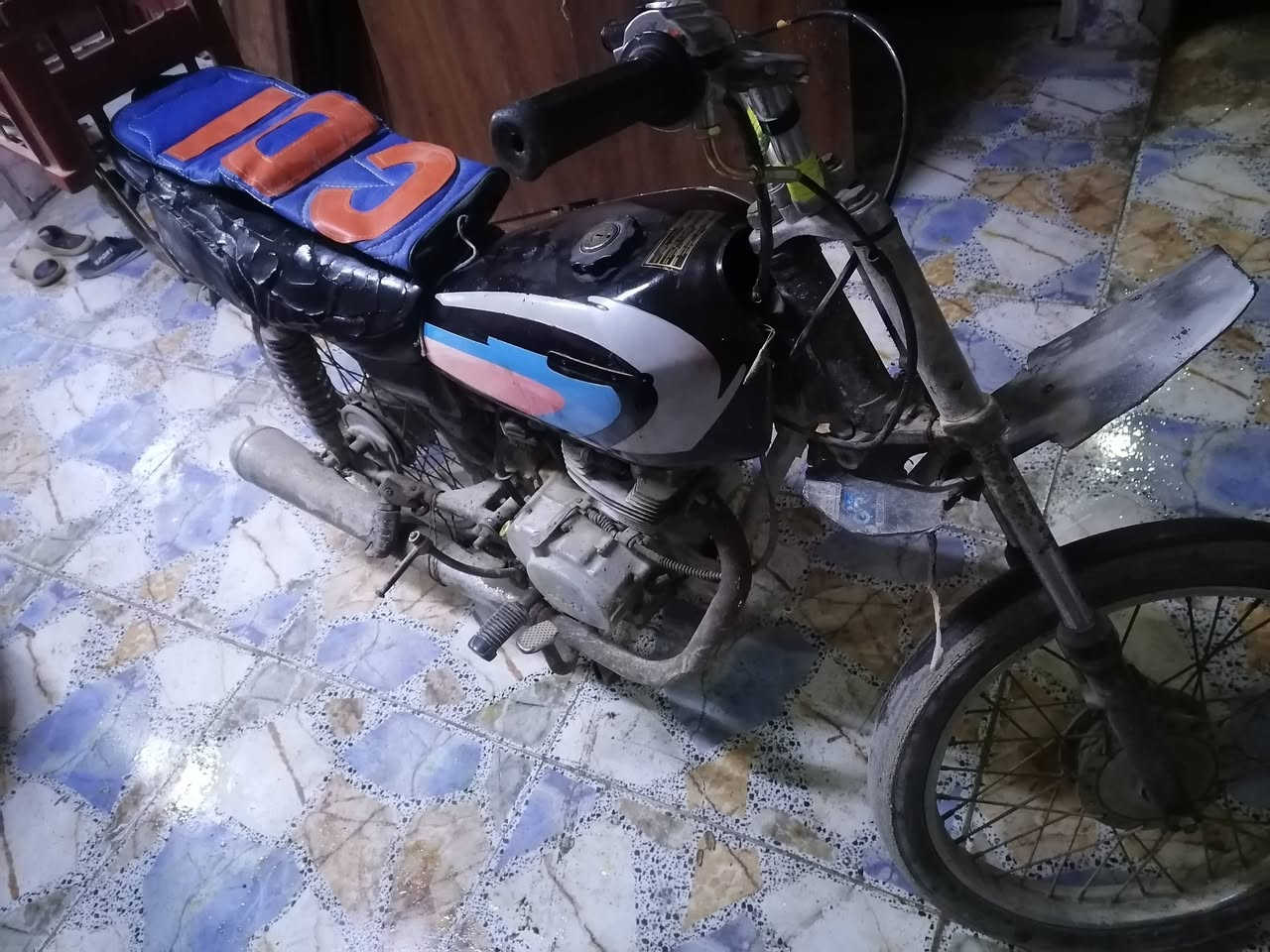 سلام عليكم شباب دراجه نامه 2013 اوراق اصولي تكدر اطلع رقم الدراجه كايمه بس تشتغل وتمشي مابيه شي كلجات زينه بس بستم وسلندر يرادله السعر 250 ولشراي يتصل الشراي يتصل ويدلل ***********
