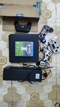 بلايستيشن ٤ سليم • ٥٠٠ جيجا • ٤ يدات فيفا ٢٠٢٥